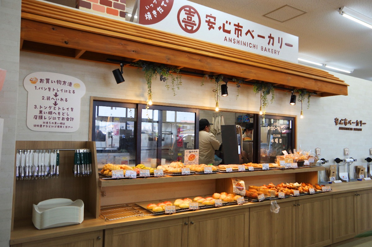 《安心市ベーカリー》こだわり産直市にオープンした焼きたてに出会えるベーカリー