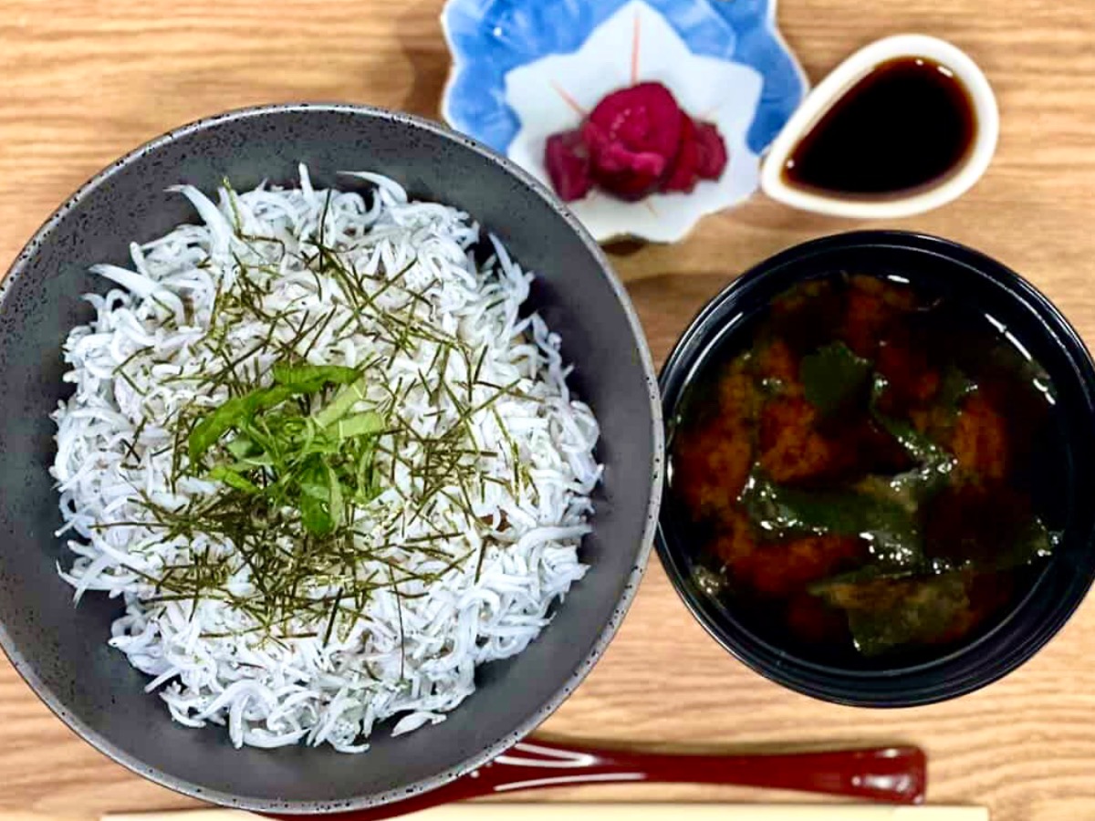 《あっぱれ丼や 徳島駅前店》一番町にそびえる海鮮タワー！徳島愛が詰まった、限界突破の高コスパ海鮮丼！