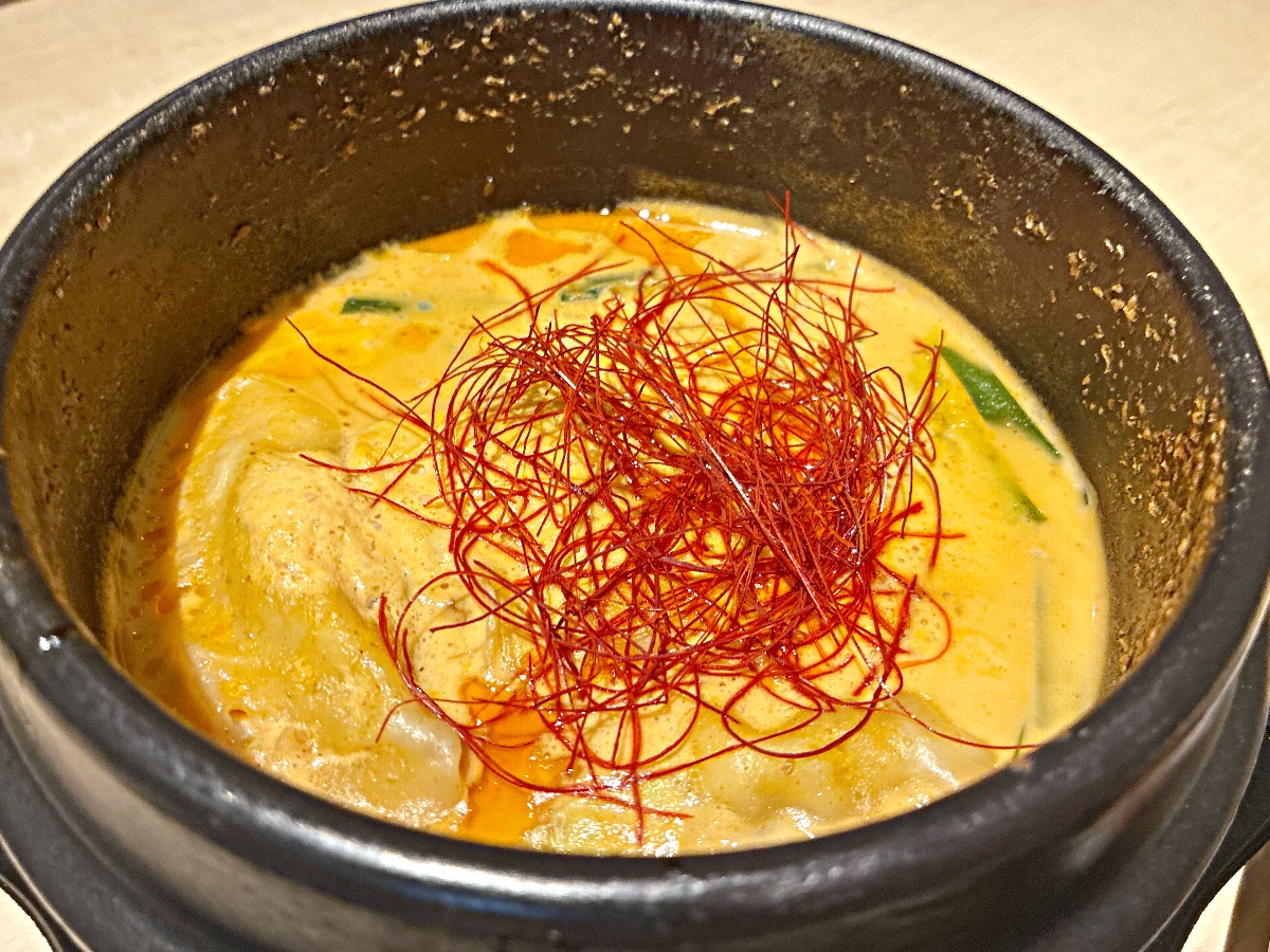 《創作串カツと餃子のお店  うちわ  徳島店》定番に遊び心とひと手間を