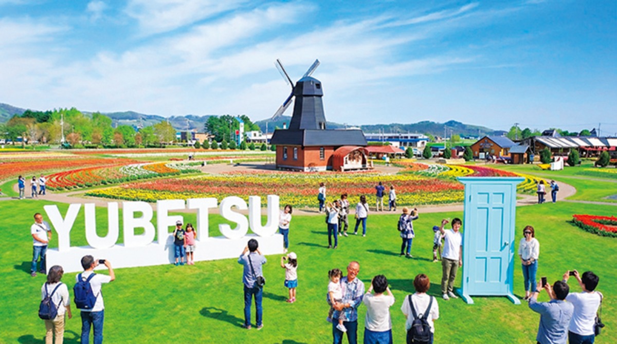 春から夏のオホーツク案内｜湧別町　湧別川流域に広がる大地と青空のもと、 チューリップが一面を染めるまち