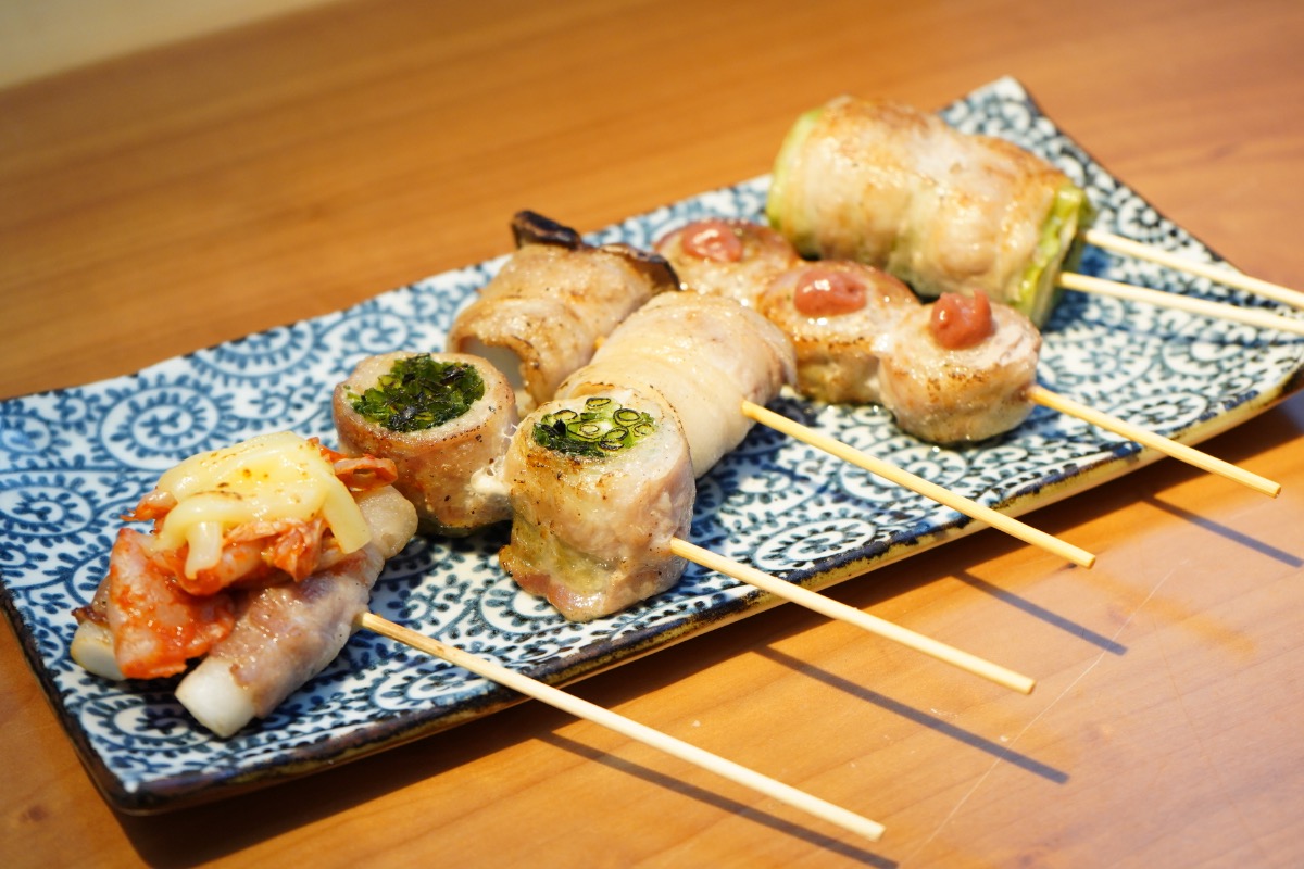 《大衆串焼酒場 浮世ばなれ》野菜に豚肉のうま味がギュ! 博多屋台の新名物、野菜巻き串を堪能