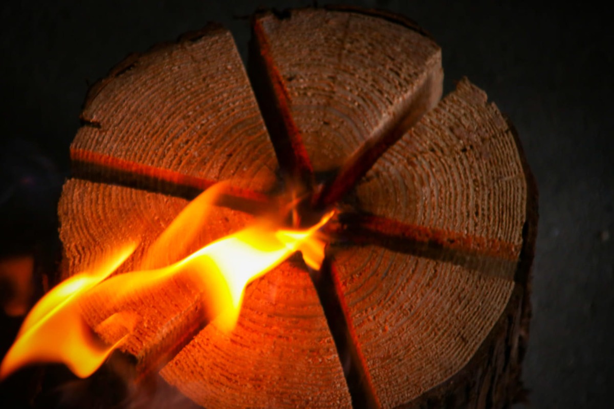 【街ネタ／尾田木材】（板野町）丸太の端材で簡単焚火！ スウェーデントーチでアウトドア気分をお手軽に