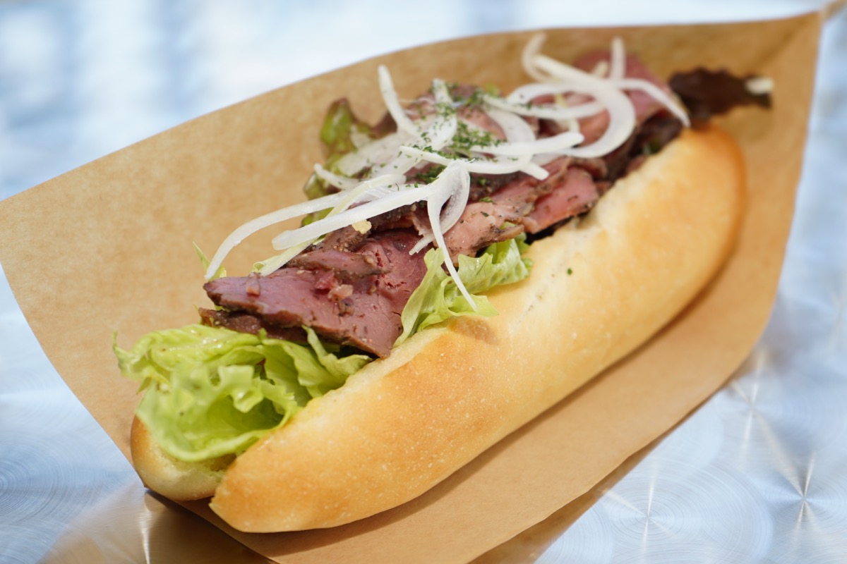 《Contigo》パリッとジューシーなホットドッグと一点物の雑貨を満喫