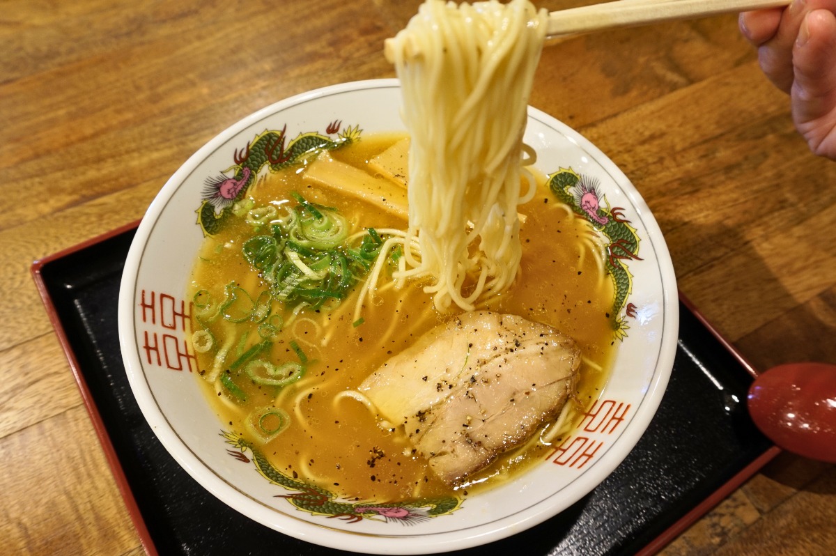 《美麺ダイニング★茉莉花STAND》豚骨ラーメン専門店が生み出す昭和屋台リスペクト な“純鶏中華そば”