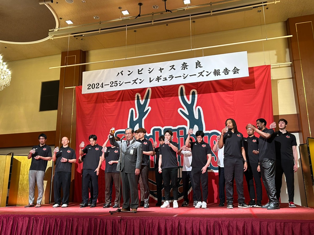 ジマーマン選手の35cmのバッシュをプレゼント!バンビシャス奈良、レギュラーシーズン報告会の模様をお届け