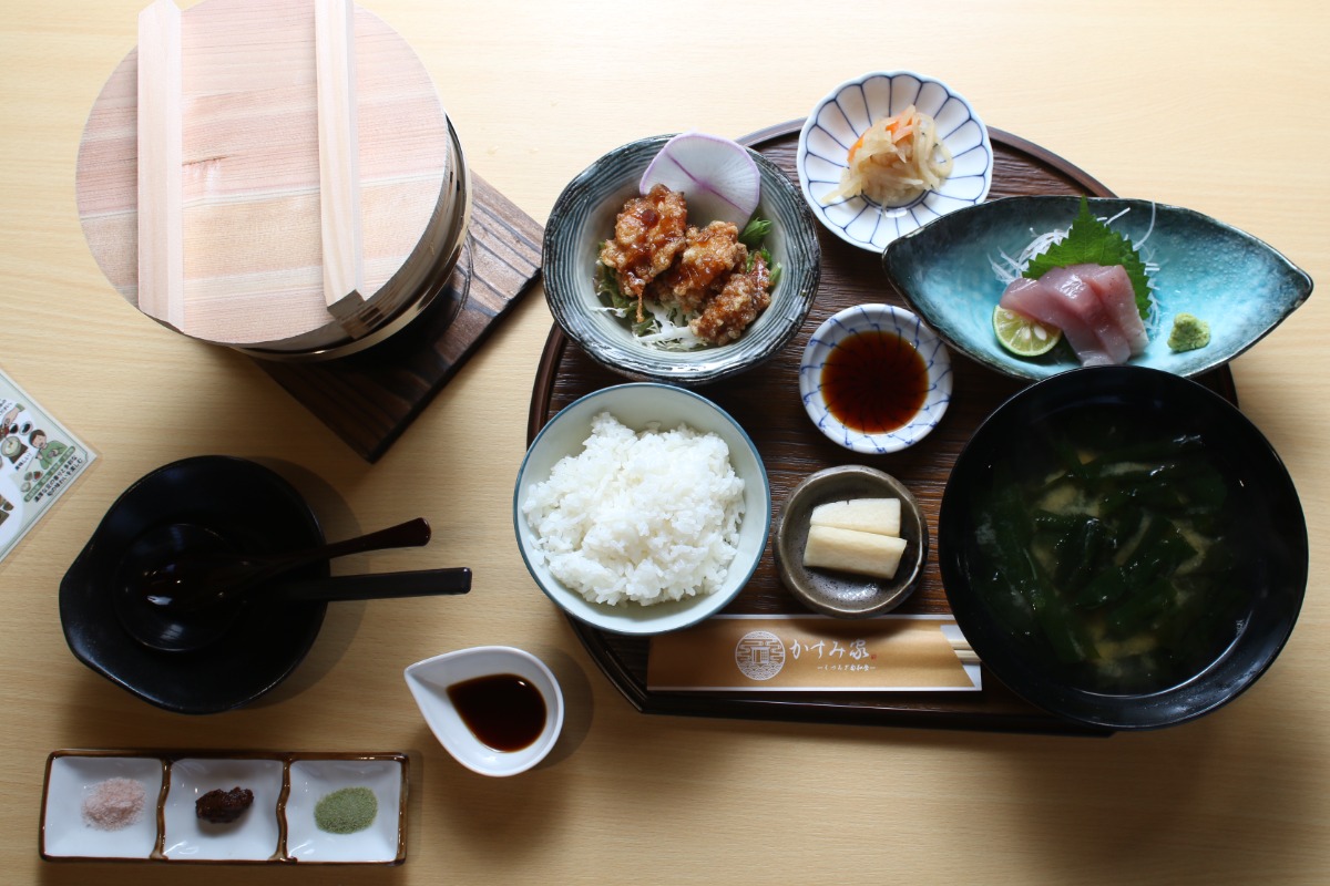 《かすみ家》緑に囲まれた、自慢したくなる和食料理店