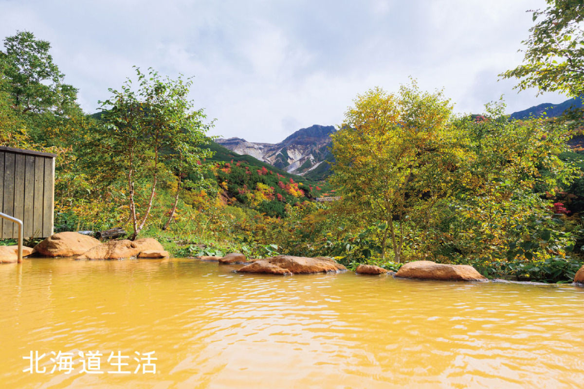 絶景の宿｜日本一早い紅葉を見に、 十勝岳の絶景温泉へ。