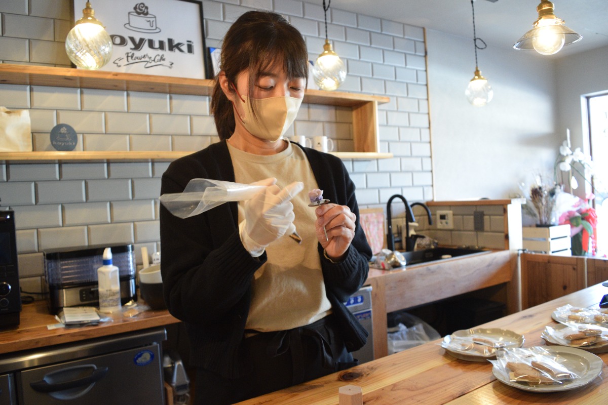 【新店】花好きに訪れて欲しい。韓国発の「お花絞り」でつくるフラワーカップケーキ｜koyuki（奈良市）
