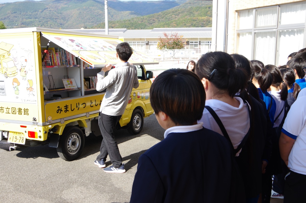 美馬市の人がもっと本を読める機会が増える♪『美馬市立図書館』に移動図書館車が仲間入り！