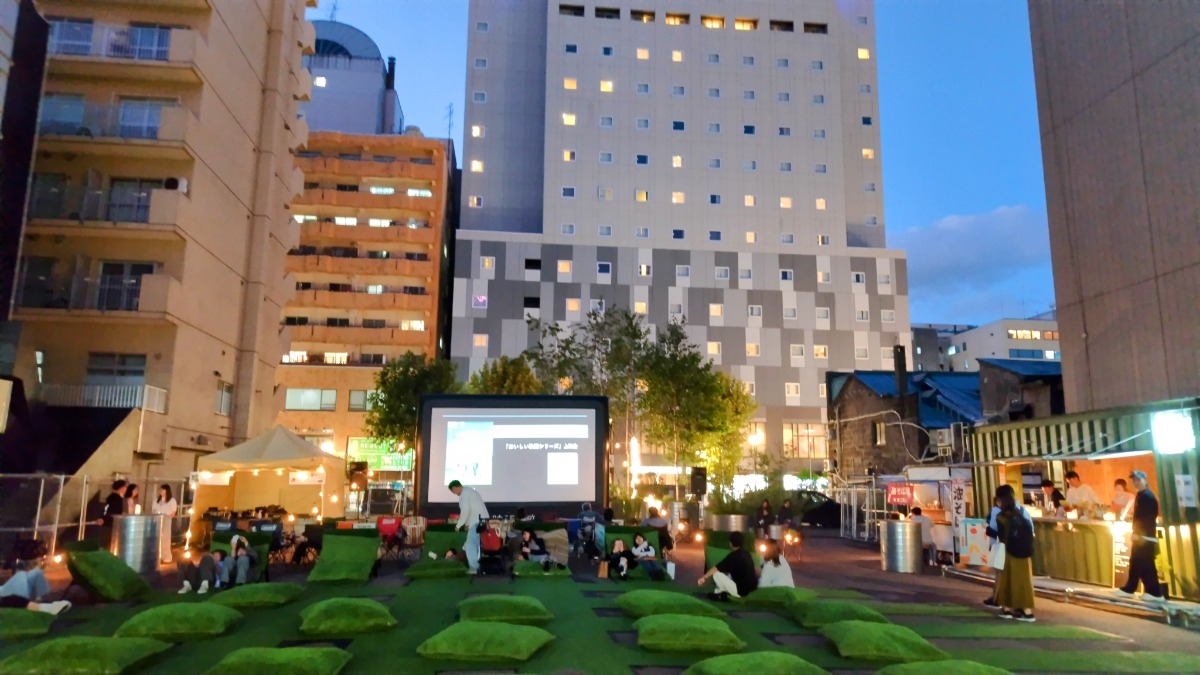 グルメと映画、札幌の“空き地”で「そらのレストラン」を見た。