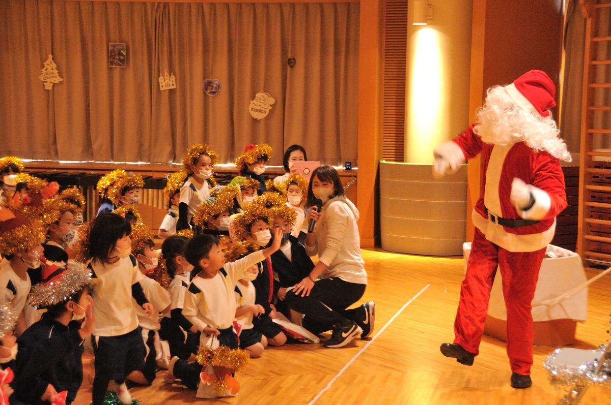 近畿大学附属幼稚園にサンタクロースがやってきた！