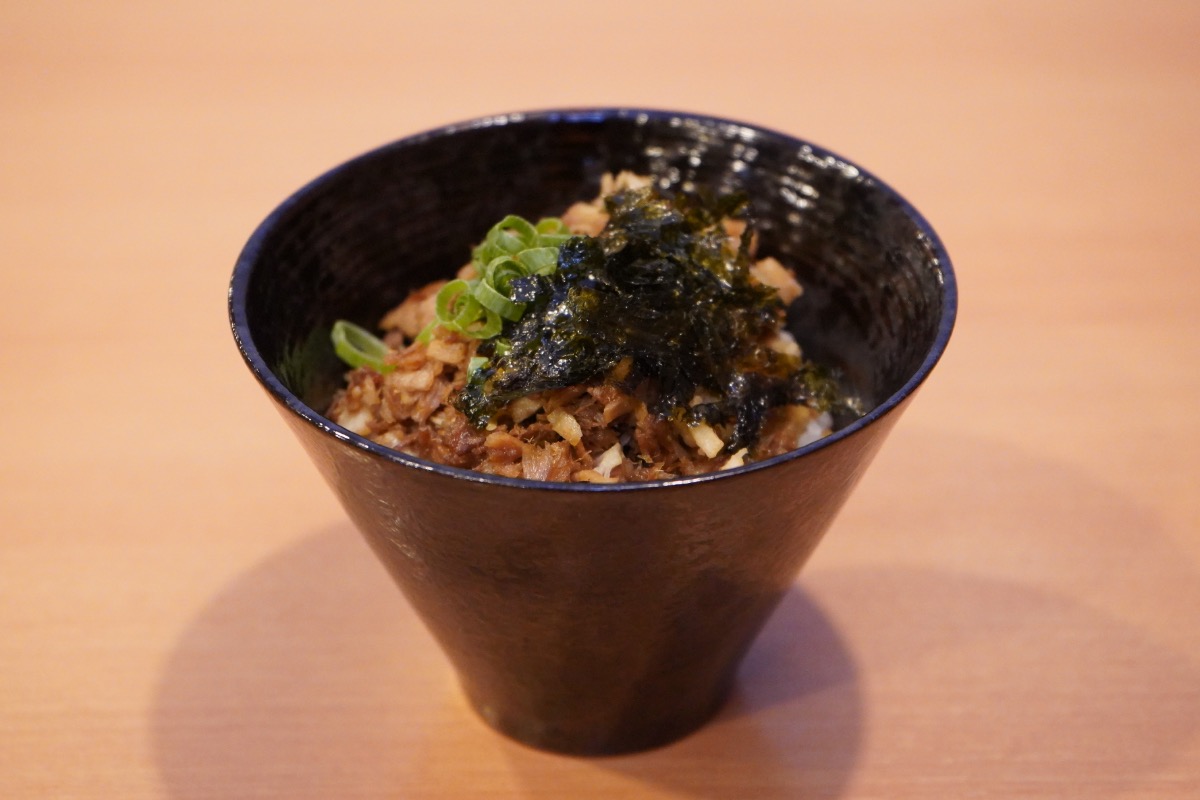 《徳島ラーメン 光(みつる)》豚骨醤油スープの深いコクとすっきりとした後味。肉厚な豚バラチャーシューと共に、至福の一杯を