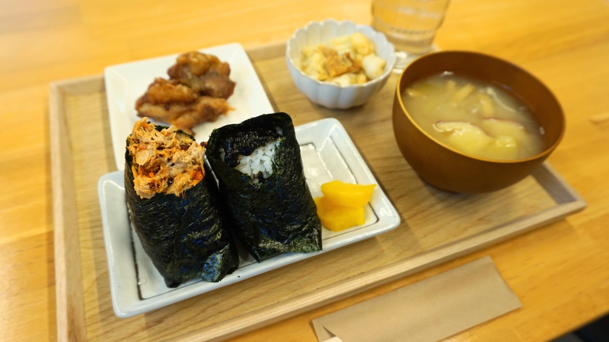 《おむすび 伝》有機栽培の自家製米を使った、ふんわりほっこり満腹むすび