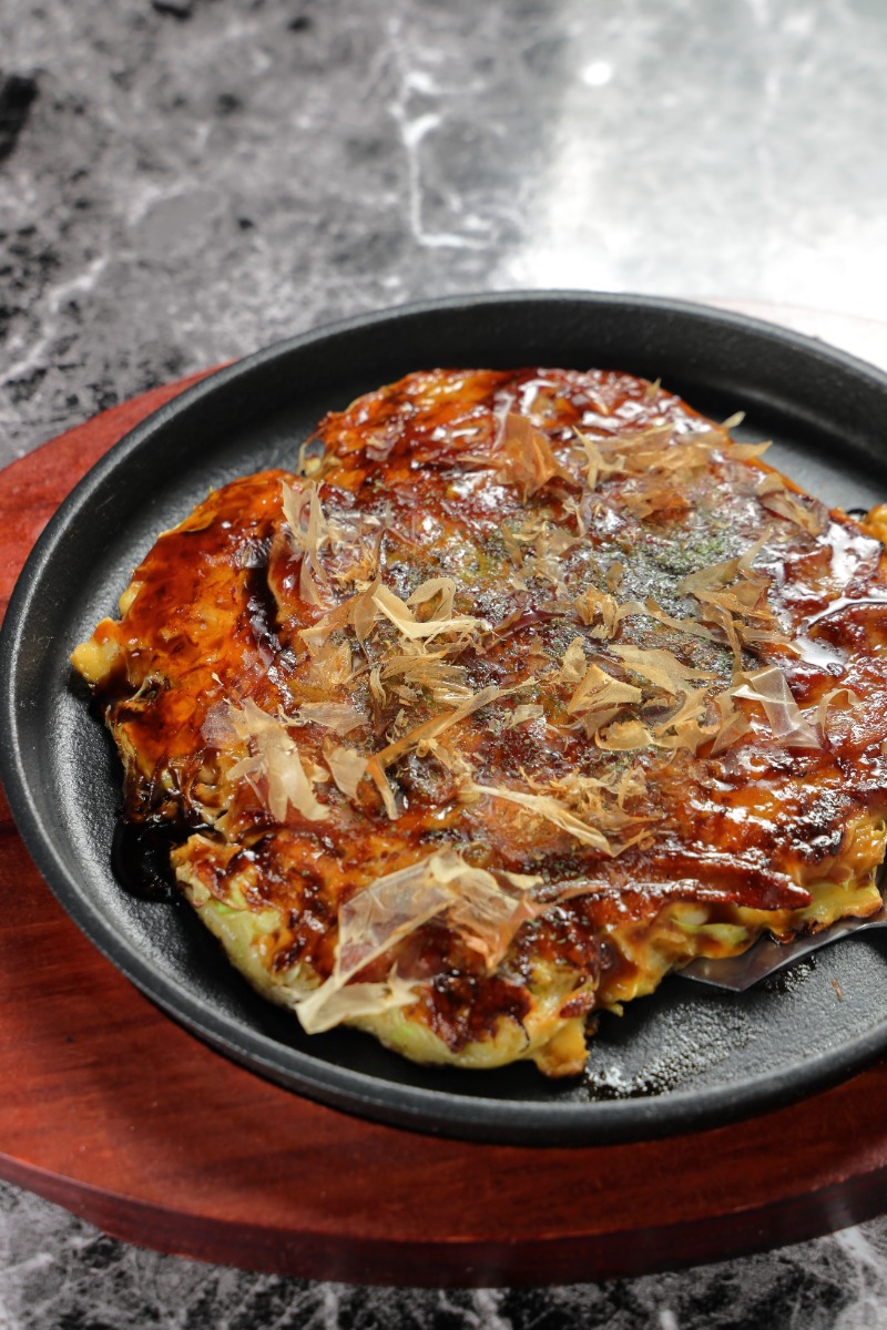《てっぱんじゅーしー》背番号14の店長が巧みに切り盛りするお好み焼店