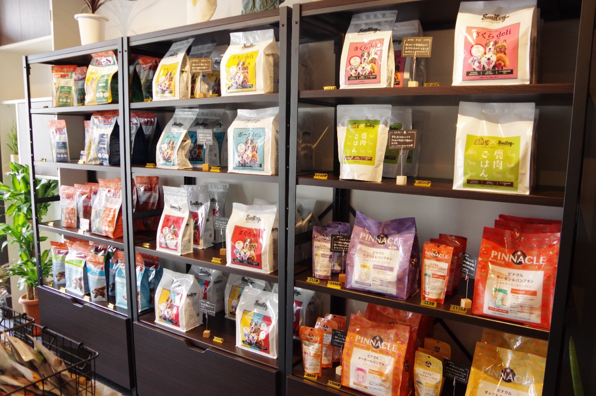 《ANIMAL BASKET》大切な家族の健やかな毎日をサポートする、犬と猫のごはんの専門店