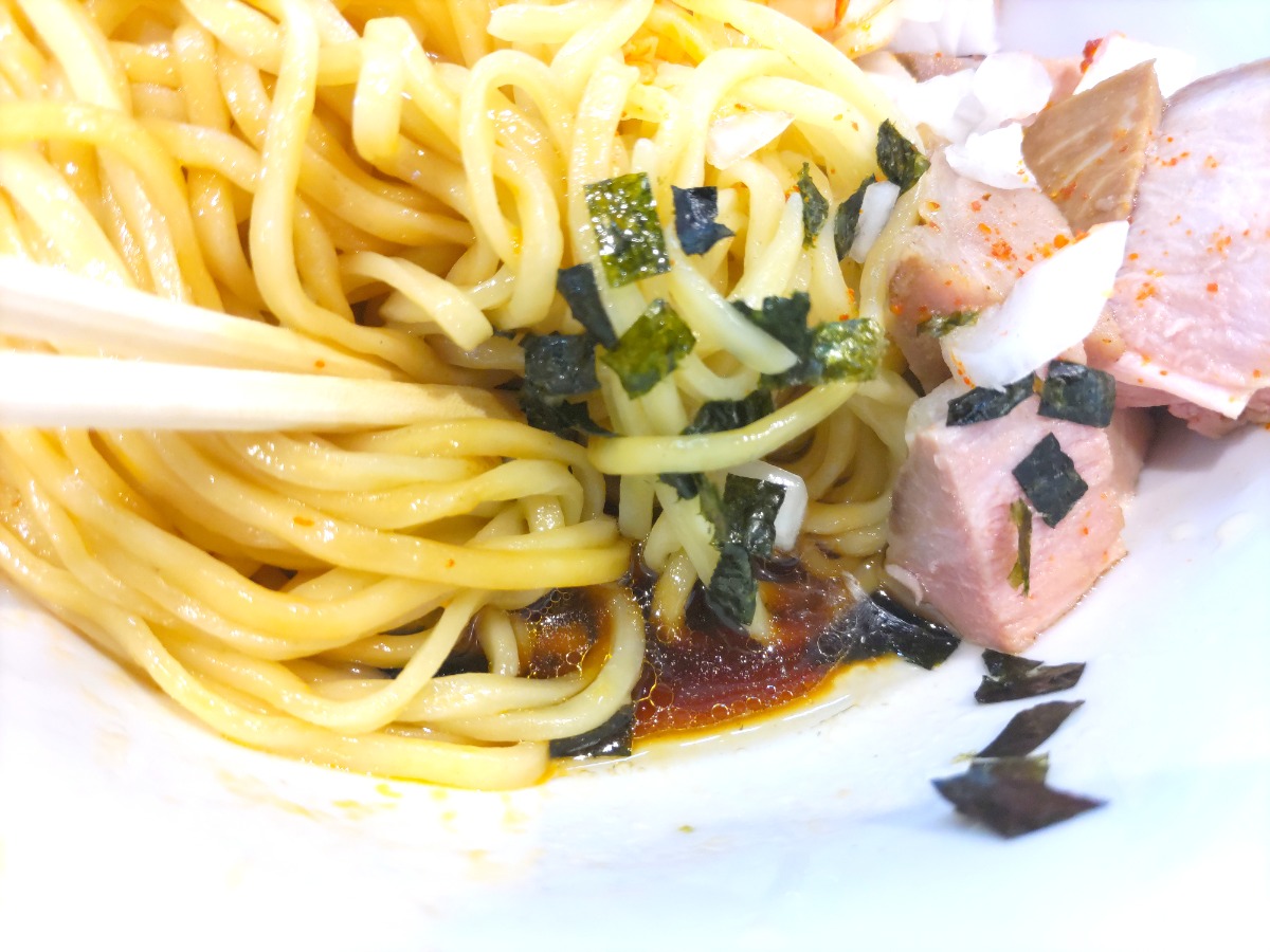 ジメジメを吹き飛ばす!旨辛、パワフル、ジャンク系など奈良で味わえるオススメまぜそば3選