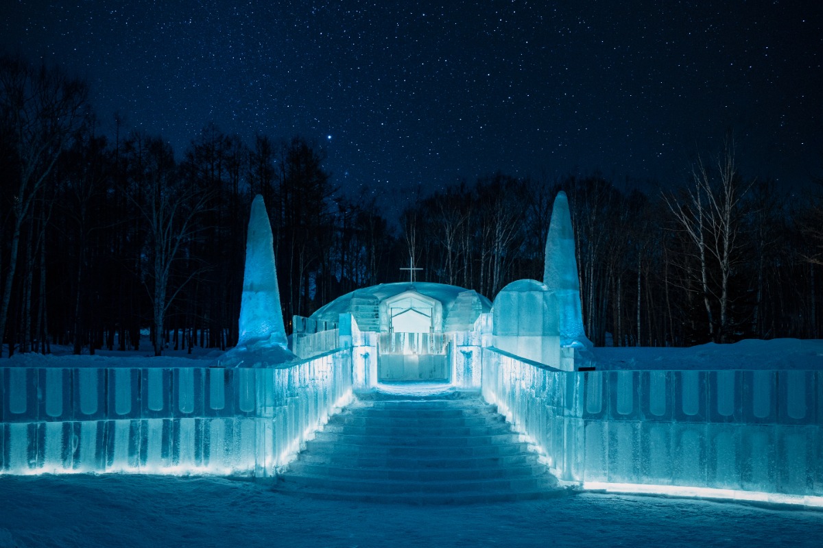 トマム・20年目の「氷の教会」。アイスブルーに輝く一枚氷のドームが登場