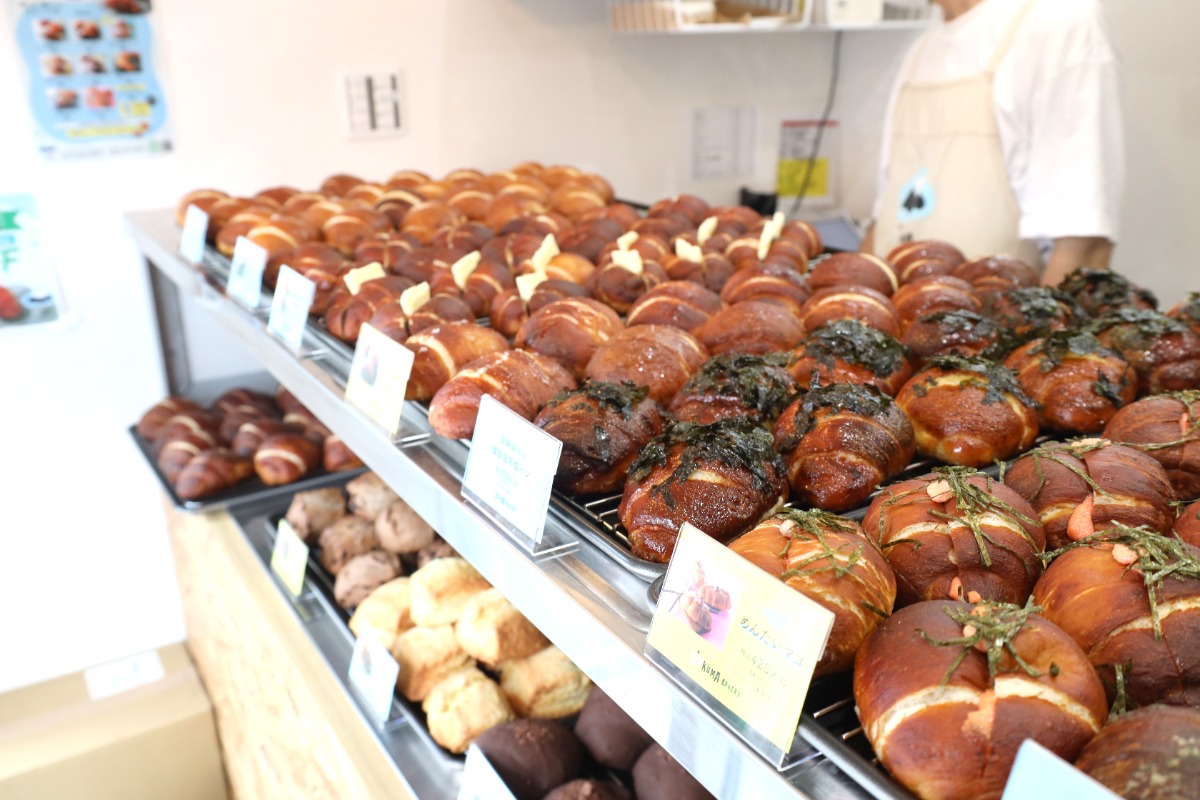 《SiOKUMA BAKERY徳島鴨島店》 行列ができる話題のベーカリー！ 北海道発の塩パン＆スコーン専門店