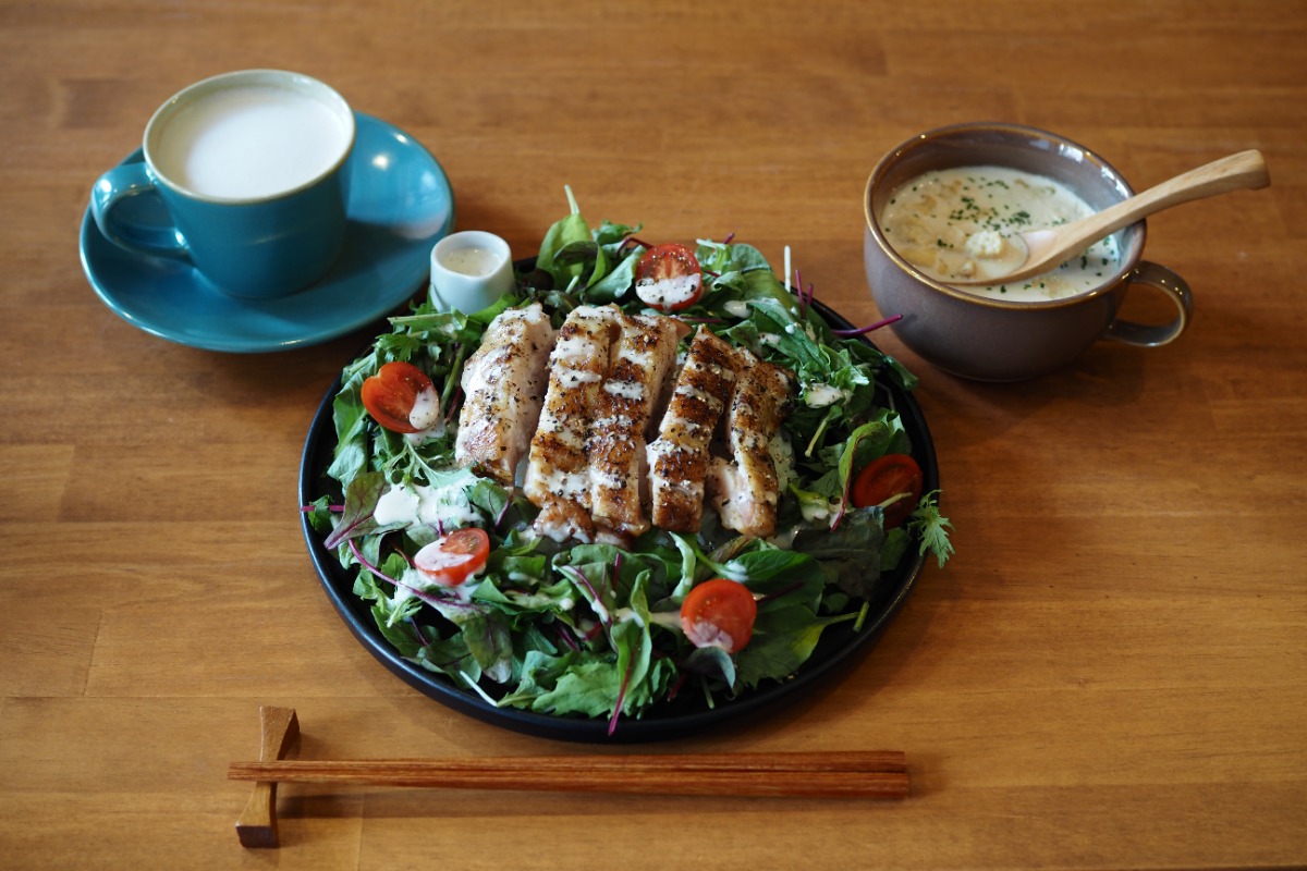 《10:00 Coffee》銀座通りの新店「街のコーヒー屋さん」で味わう、ハンドドリップとヘルシーランチ