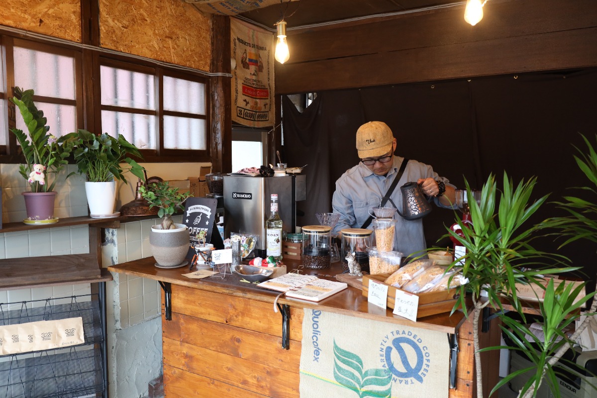 《328Mitsuya COFFEE》ゆるく、珈琲を愉しむ。扉がないオープンな珈琲店でのんびりと休日を過ごす