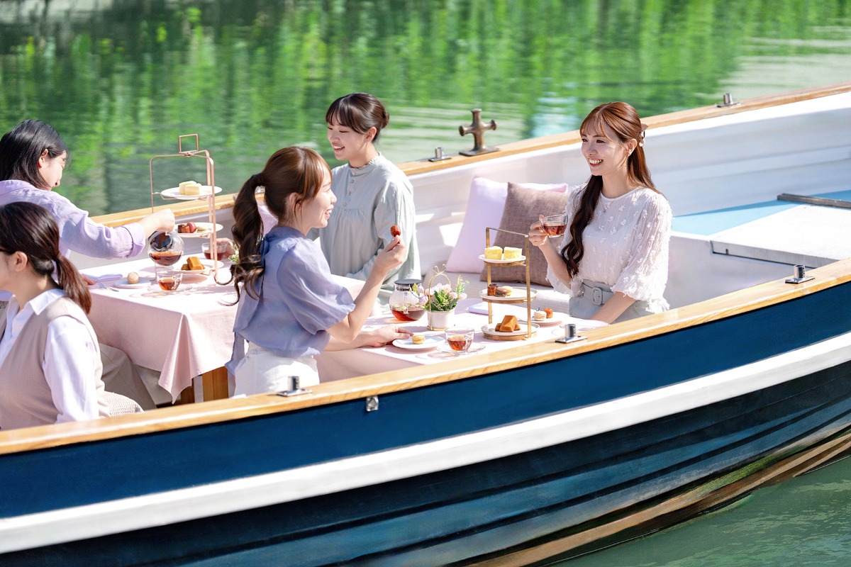 春の小樽運河で満喫！優雅な船上ティータイム