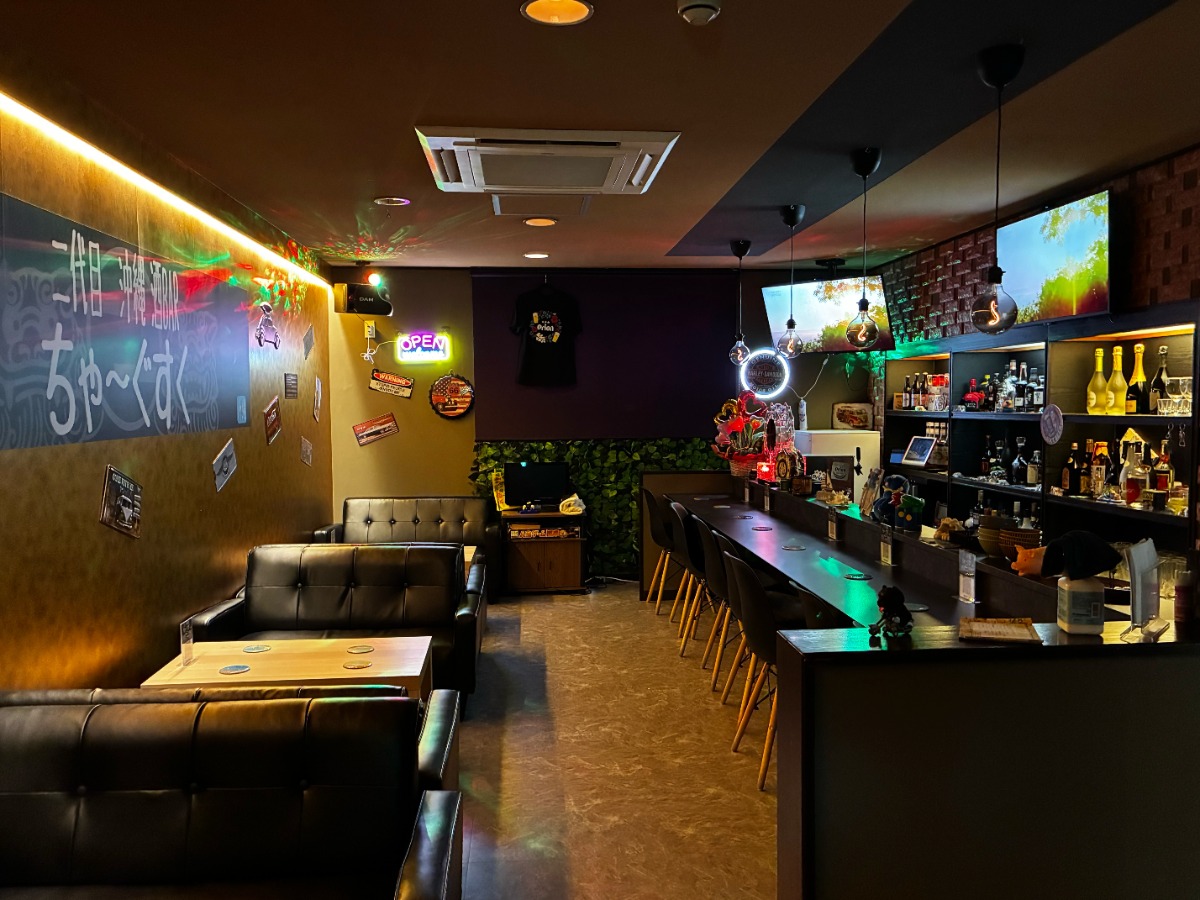 《二代目 沖縄 酒BAR ちゃーぐすく》 夜街でゆるりと過ごす“沖縄時間”