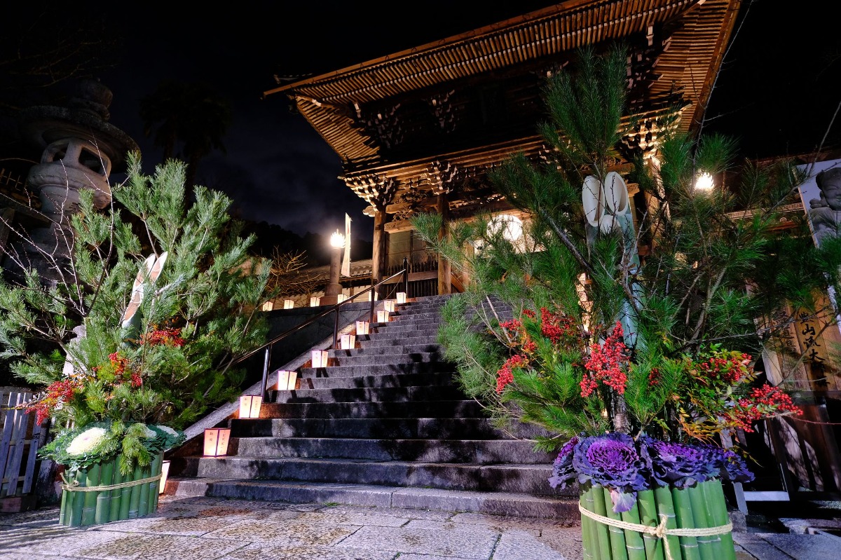 【奈良の初詣2024｜長谷寺】冬も趣深い「花の御寺」。祈りの灯火に願いをこめて｜桜井市