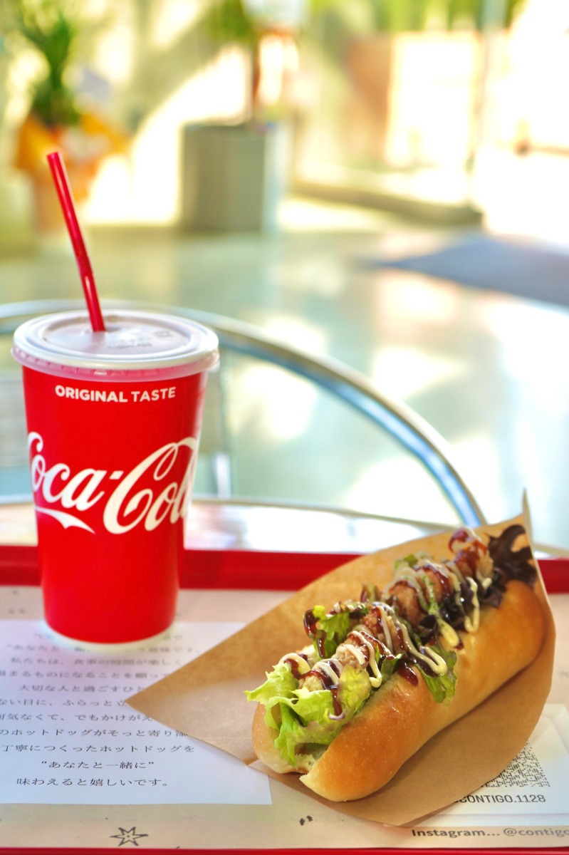 《Contigo》パリッとジューシーなホットドッグと一点物の雑貨を満喫