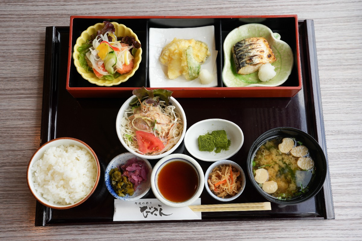 【まいにちランチvol.16】阿波の彩りびざん（徳島市）／居酒屋さんの日替わり定食