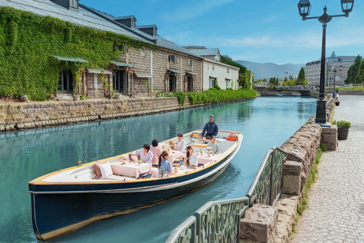 春の小樽運河で満喫！優雅な船上ティータイム