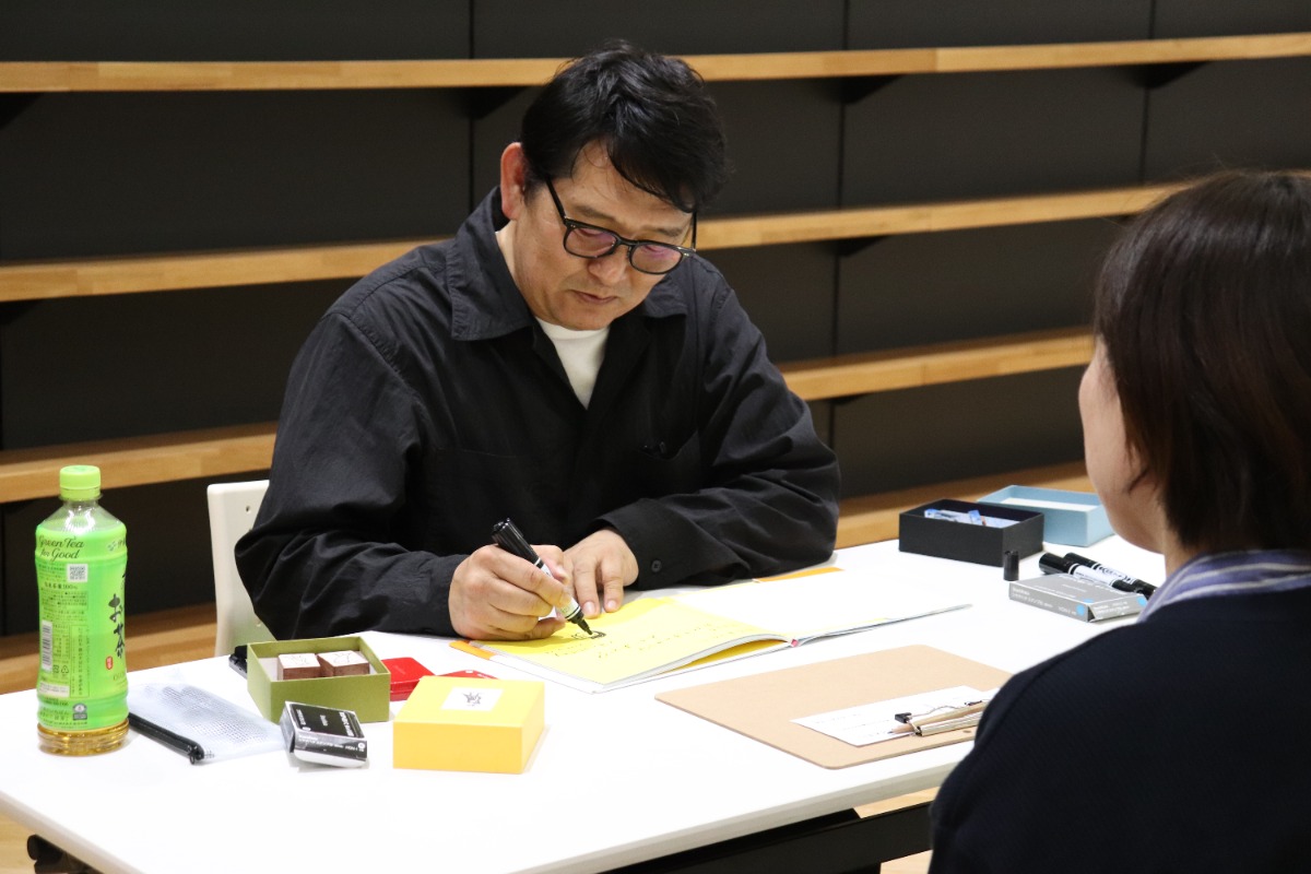 【インタビュー／児童文学作家・くすのきしげのりさん＆絵本作家・こがめたくさん】徳島出身どうしの共作『あの、ここ どうぞ。』トークショー開催レポ・原画展は5/17まで！