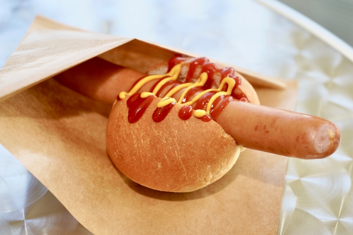 《Contigo》パリッとジューシーなホットドッグと一点物の雑貨を満喫