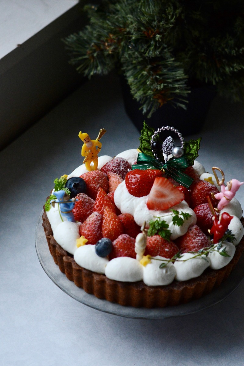 【奈良クリスマスケーキ2022｜Little oven（リトルオーブン）｜東吉野村】こびとがお出迎え！奈良県産のいちごが乗ったケーキ