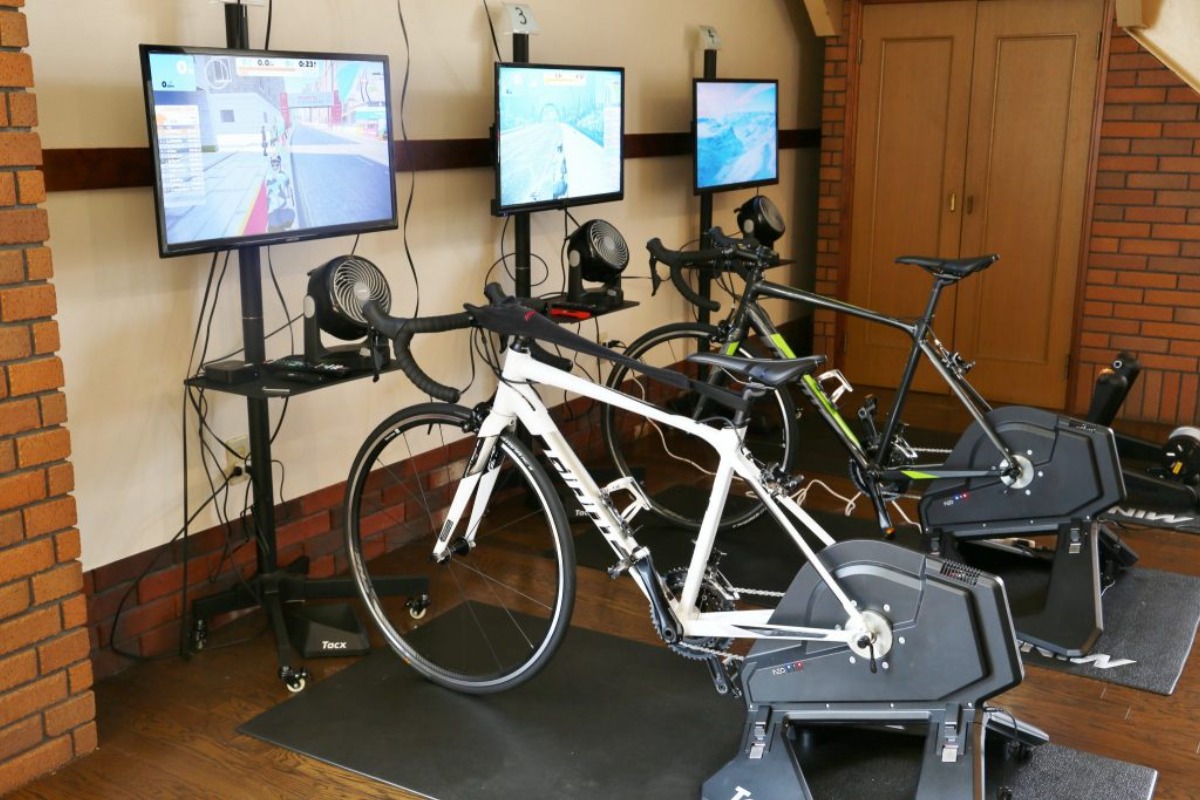 《阿南市／REBASE（リベース）》自転車好きよ、集まれ！ 室内サイクリングが可能なカフェ