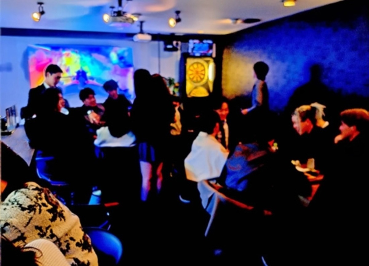 【2023年11月オープン／Enjoy Bar Fun（エンジョイ バー ファン・徳島市栄町）】ジン愛好家には楽園！ 良質な音楽に、ゲーム・カラオケもある使い勝手の良いバー