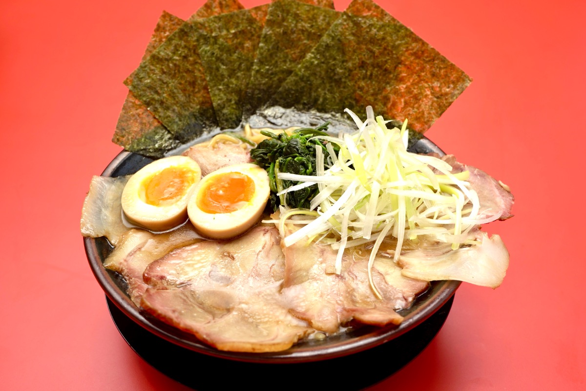 《横浜家系ラーメン竈門家直系店 鳴門家（かまどやちょっけいてん なるとや）》松茂町に横浜家系ラーメンの直系店がオープン