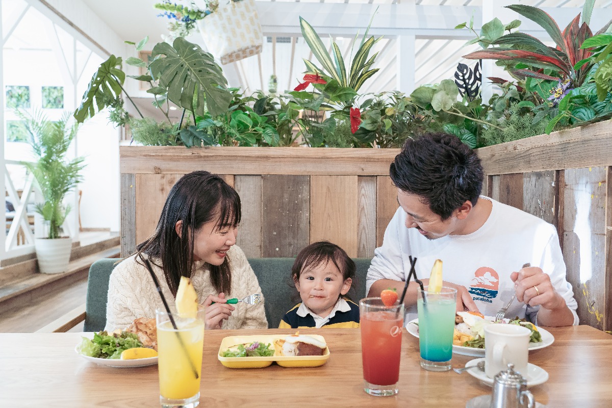家族でハワイ旅行気分を楽しめる素敵カフェ！【ALOHA CAFE Pineapple（アロハカフェ パイナップル）生駒店】