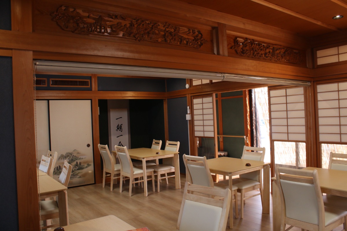 《かすみ家》緑に囲まれた、自慢したくなる和食料理店