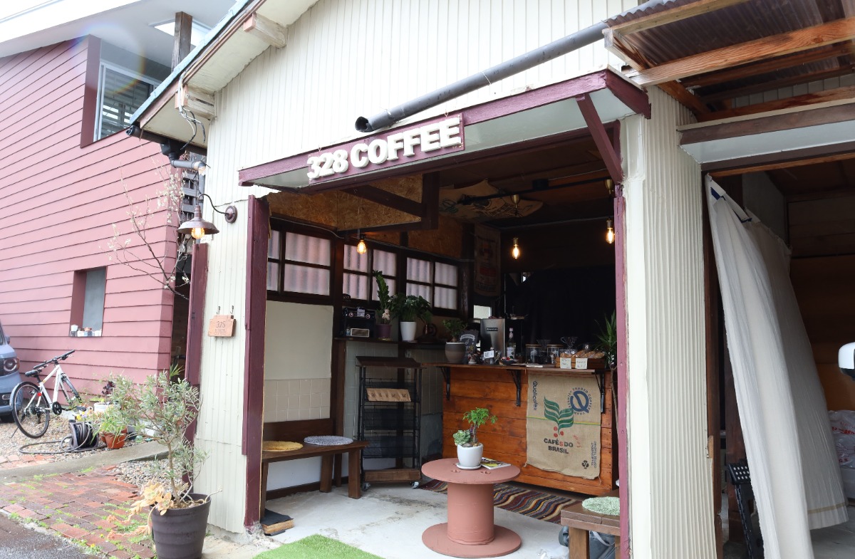 《328Mitsuya COFFEE》ゆるく、珈琲を愉しむ。扉がないオープンな珈琲店でのんびりと休日を過ごす
