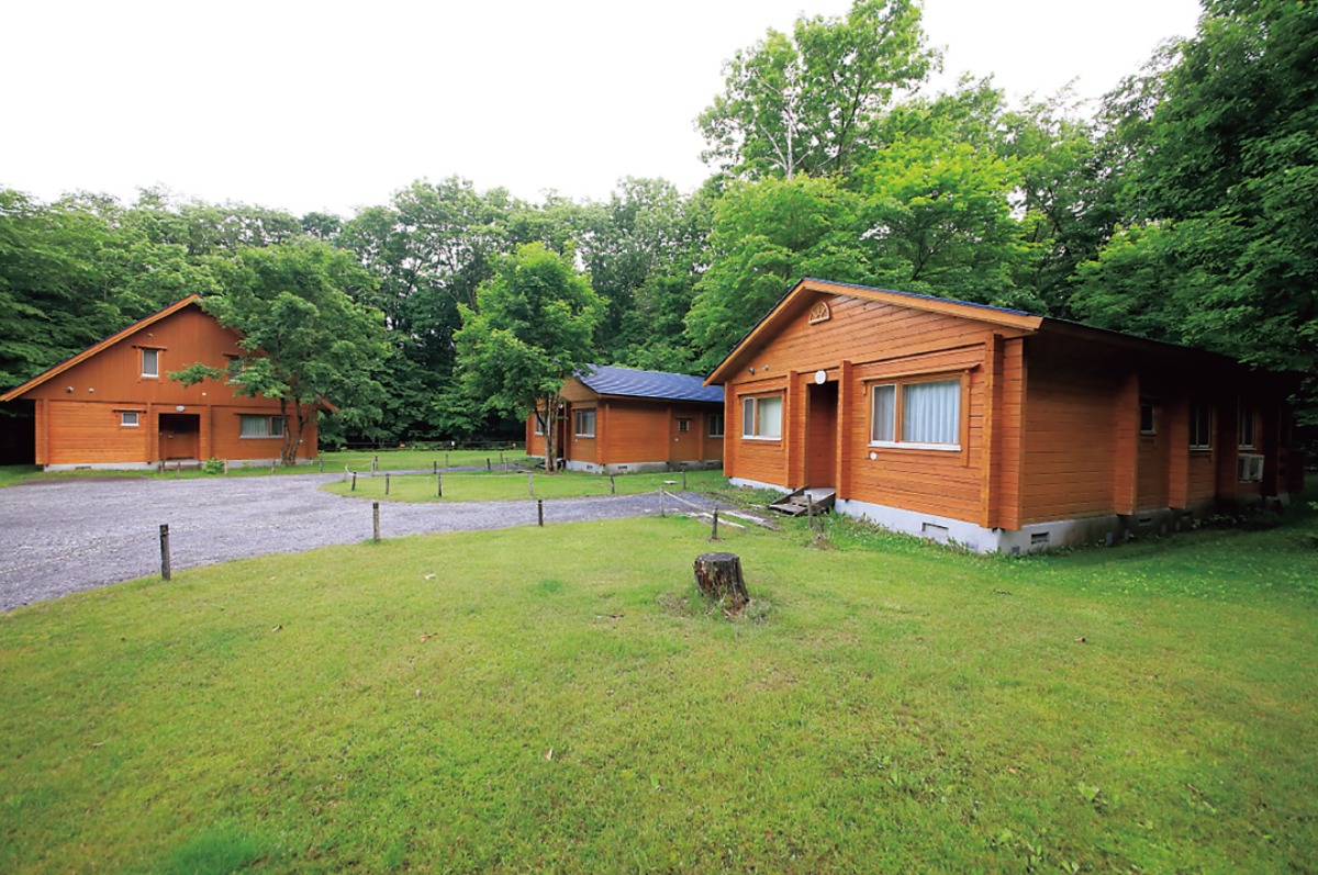 北海道・遠軽町 北欧風の建物が印象的な、 静寂な森のスパリゾート マウレ山荘