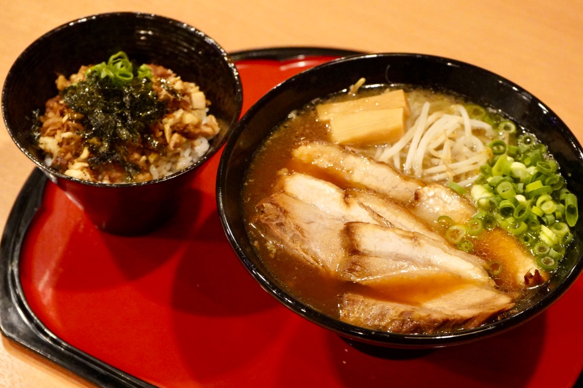 《徳島ラーメン 光(みつる)》豚骨醤油スープの深いコクとすっきりとした後味。肉厚な豚バラチャーシューと共に、至福の一杯を