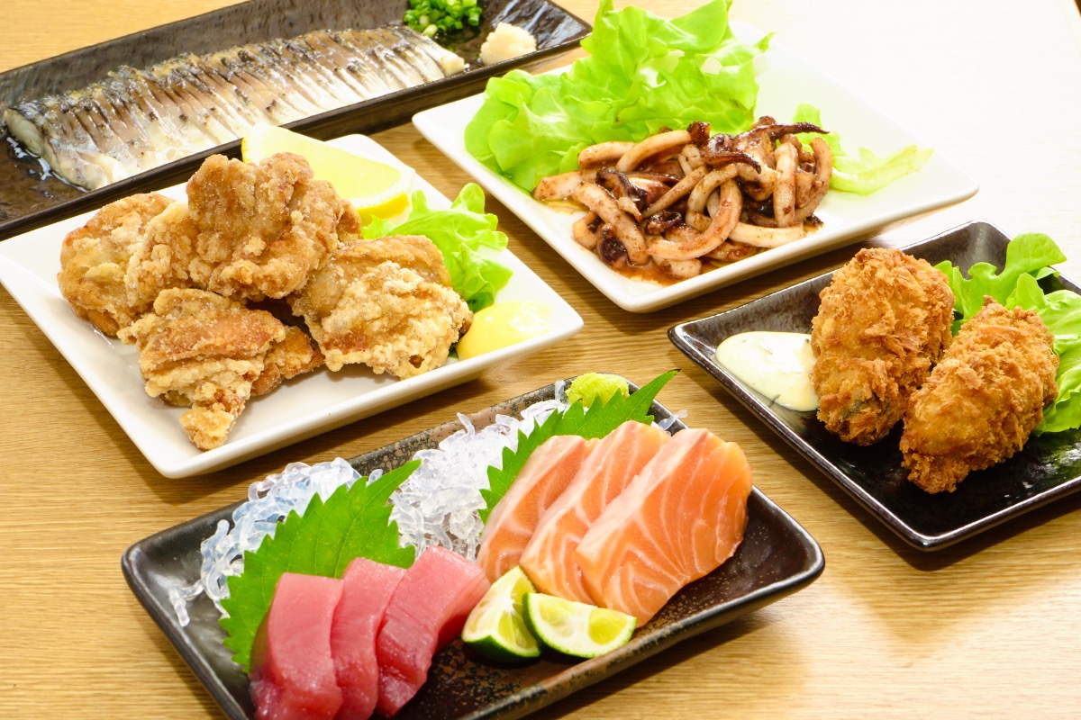 《地魚が旨い店 藤坂サカス》店主の目利きで仕入れた朝獲れ鮮魚と絶品焼肉に舌鼓