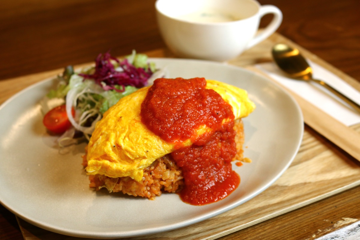 《CAFE KASUGA BASE》糖質1/2カット⁉ 魔法みたいなオムライスをミリタリーな秘密基地で