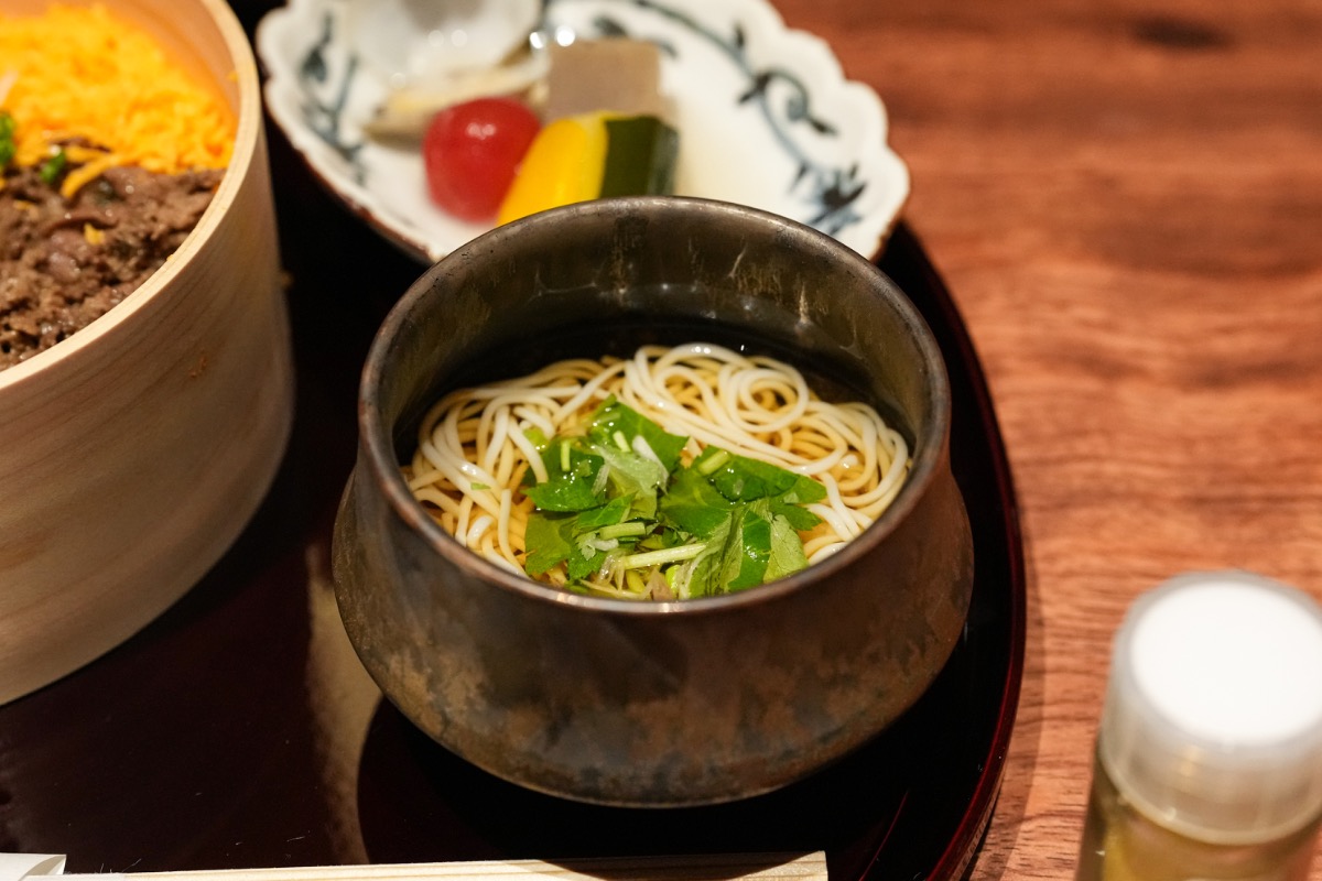 【新店】すき焼きも絶品だが、ランチの「牛まぶし定食」が最強コスパ!| すき焼きと牛まぶし ももしき はなれ