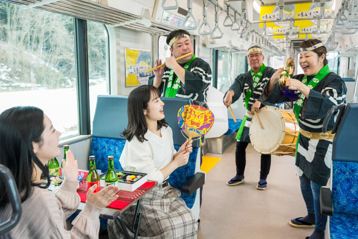 青森の味覚を堪能！観光列車「酒のあで雪見列車」運行