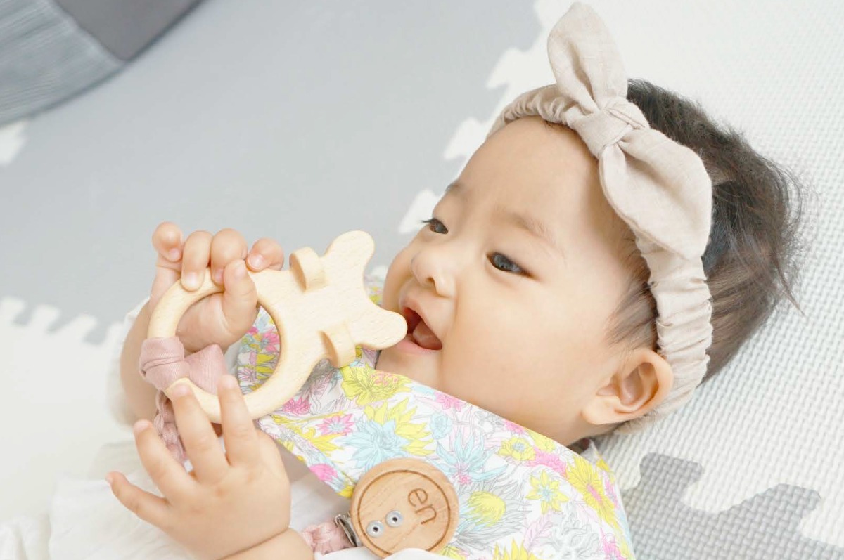 【子育てトピックス】赤ちゃん思いの歯固めを小児科クリニックの看護師が開発！木製歯固め玩具［en］（えん）