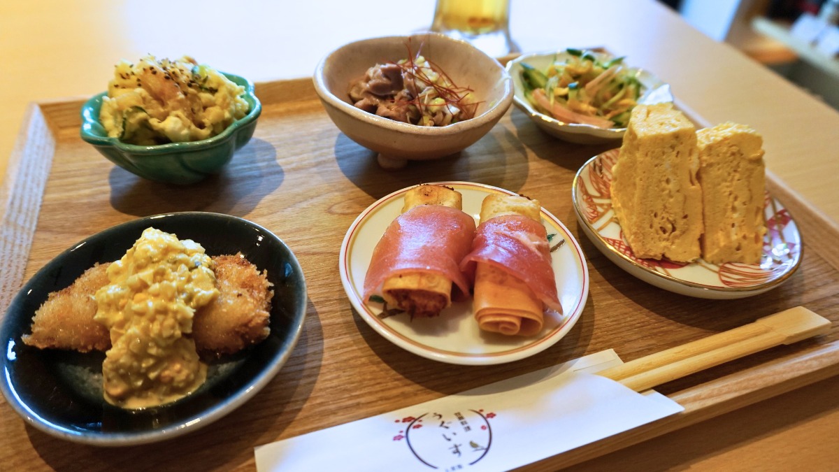 《豆皿料理うぐいす》町の酒屋がアットホームな居酒屋を開店