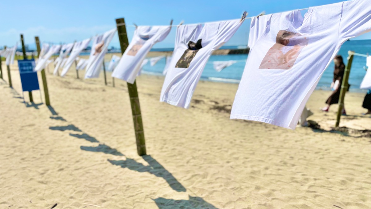 【himeko連載】 夏の終わりに海で楽しむアート「せとうちTシャツアート展」