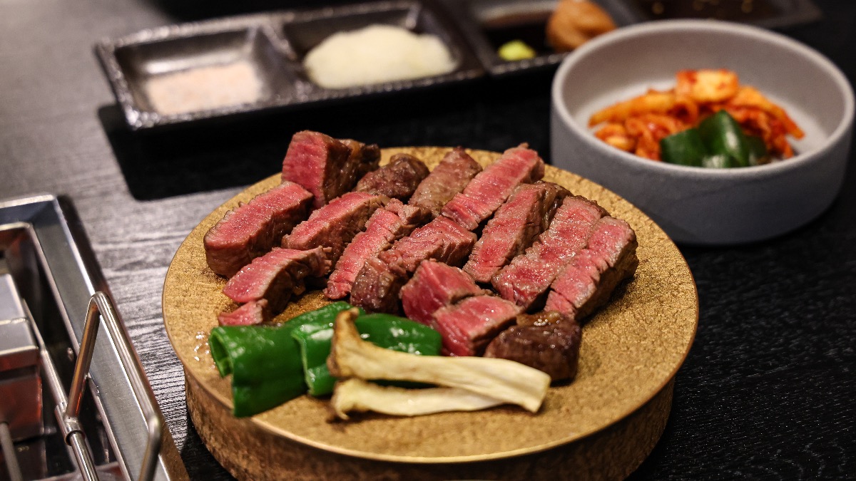 焼きはすべて任せて極上へ。黒毛和牛と国産牛フィレ200gを食べ比べ｜肉盛り記念日プレートも人気のにくぞう ならまち店