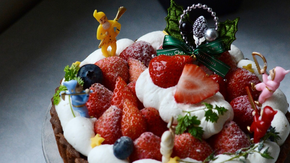 【奈良クリスマスケーキ2022｜Little oven（リトルオーブン）｜東吉野村】こびとがお出迎え！奈良県産のいちごが乗ったケーキ